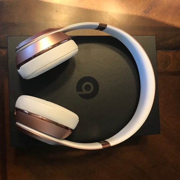 Rose gold wireless beats solo 3 headphones - Picture 3 of 5